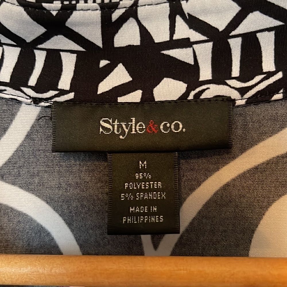 Style & Co. vneck tank.  Size Medium. - Picture 3 of 4